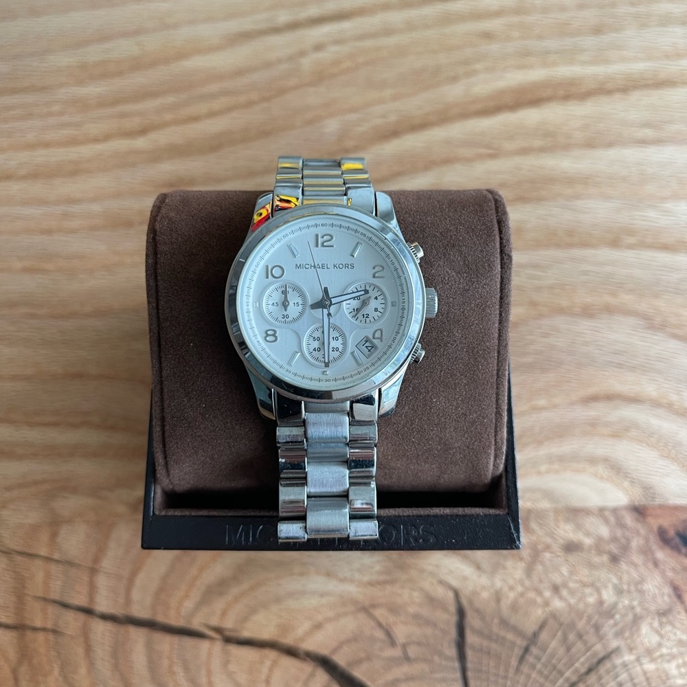 MICHAEL KORS
Oversized Silver-Tone Watch